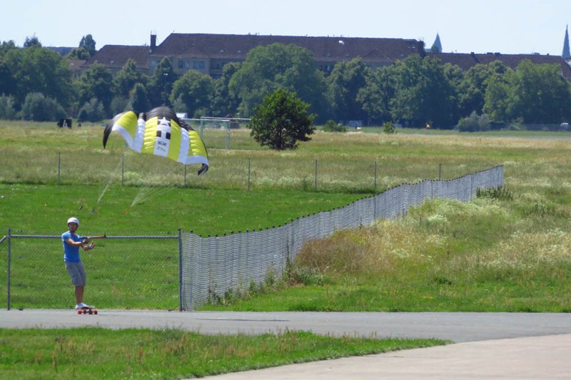 Kite-Skater auf der ehemaligen Rollbahn des Tempelhofer Feldes ©Sabine Wilhelm
