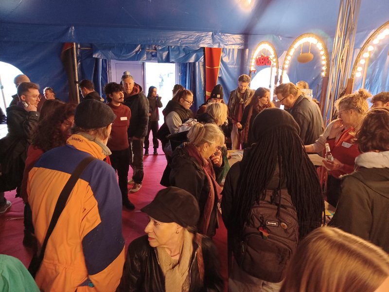 Interessierte Besucherinnen beim Info-Treffen T-Damm/Südflanke